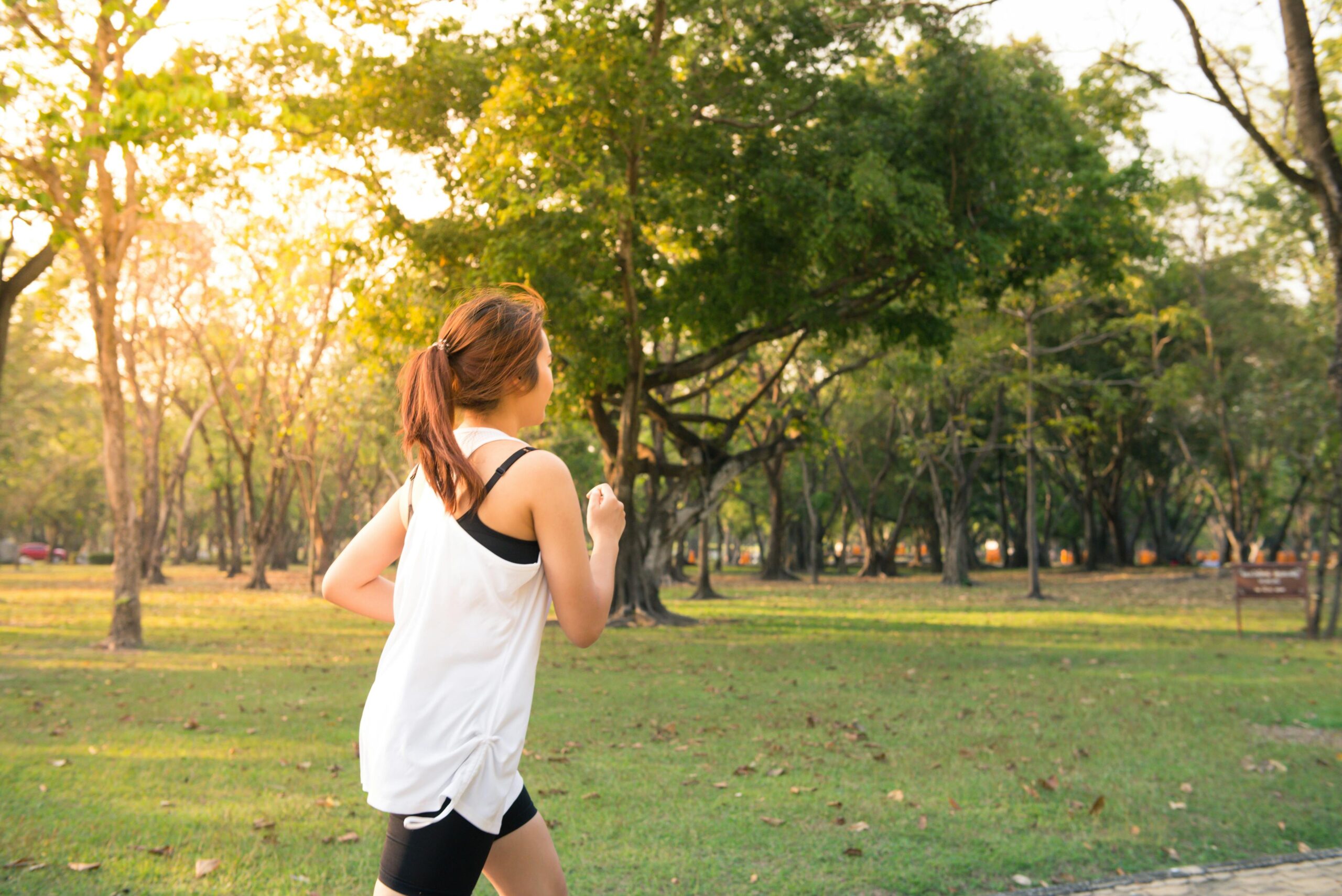 uma mulher praticando corrida e fazendo atividade física