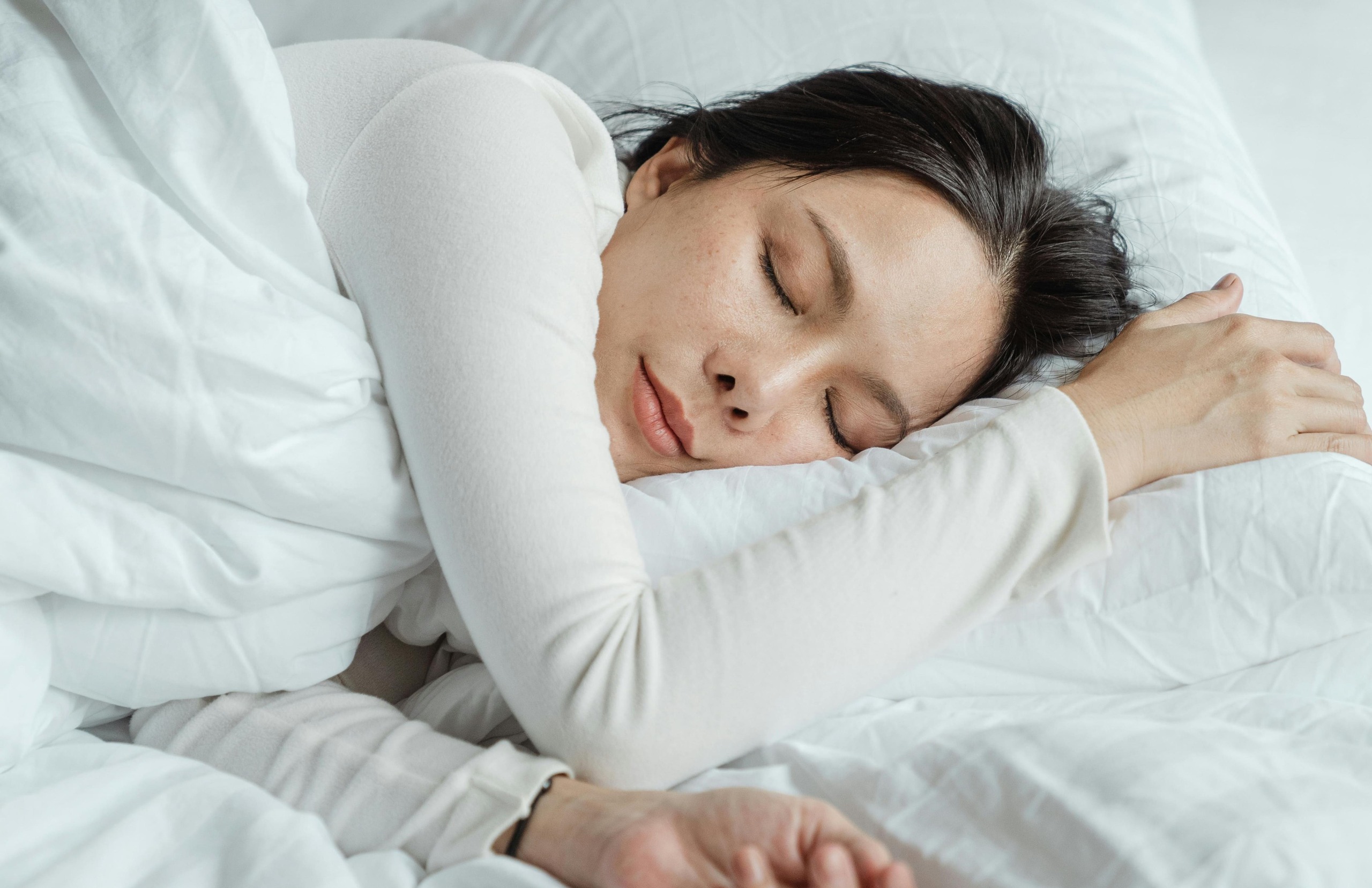 Pessoa dormindo bem, sono saudável
